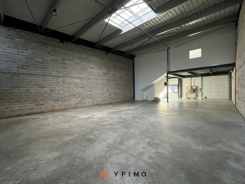 Flex in Les Mureaux for lease - Interior Photo - Image 3 of 5