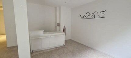 Retail in Paris for lease Interior Photo- Image 2 of 8