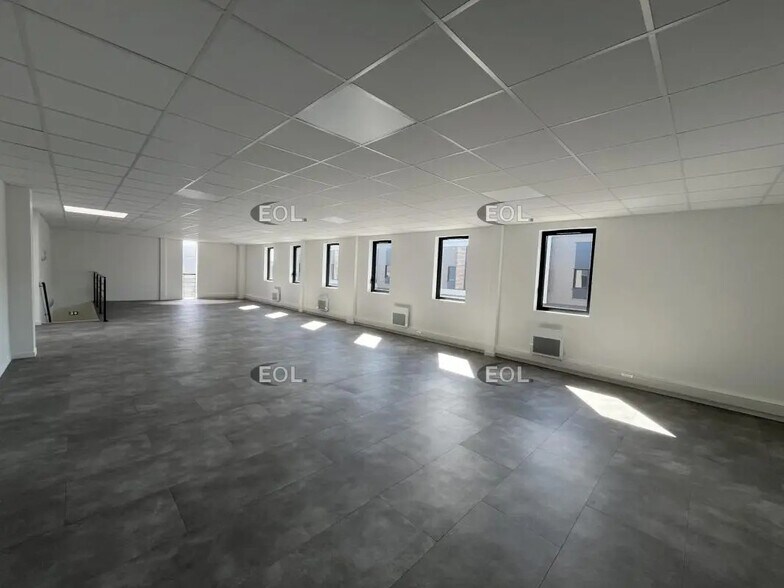 Flex in Les Mureaux for lease - Interior Photo - Image 3 of 5