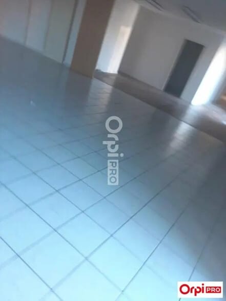 Retail in Valence for lease - Interior Photo - Image 3 of 7