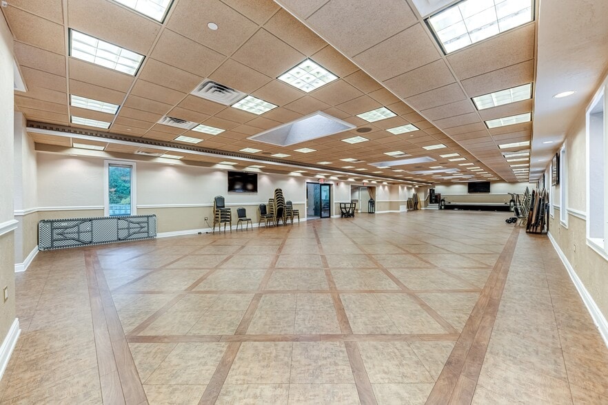 1070 Baknsville Ave, Pittsburgh, PA for sale - Interior Photo - Image 3 of 71