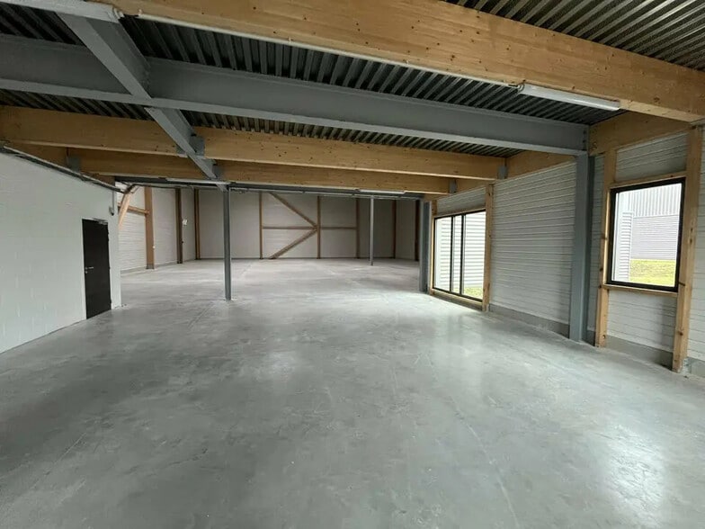 Flex in Courtry for sale - Interior Photo - Image 3 of 8