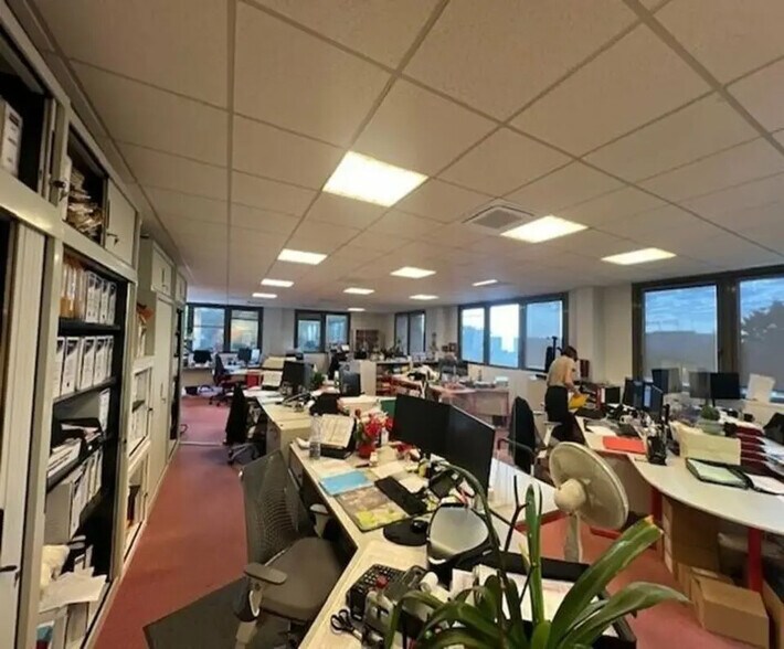 Office in Val-de-Reuil for lease - Interior Photo - Image 2 of 10