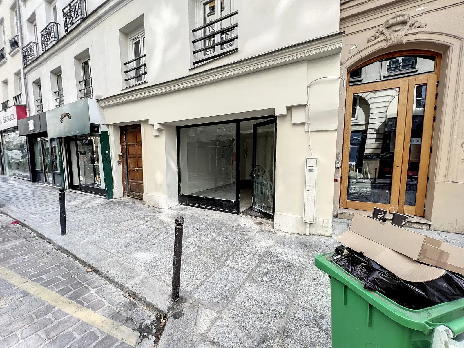 Retail in Paris for lease Building Photo- Image 1 of 4