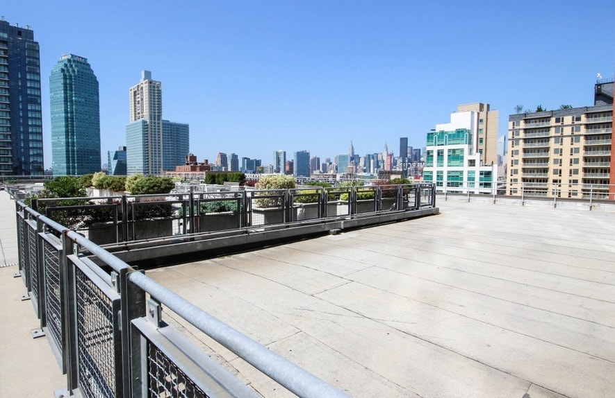 27-01 Queens Plz N, Long Island City, NY for lease - Building Photo - Image 3 of 17