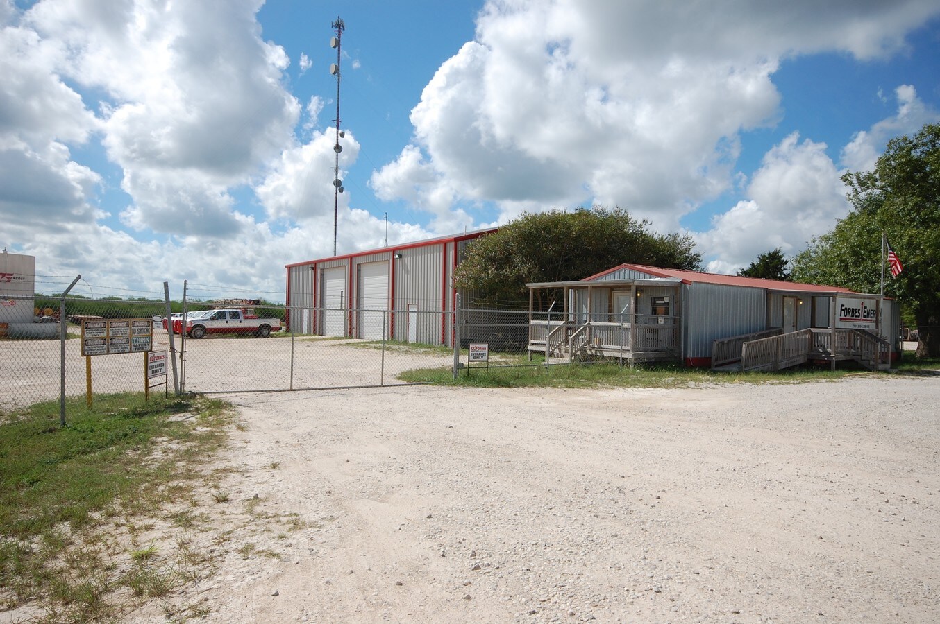 1405 W Main St, Edna, TX 77957 | LoopNet