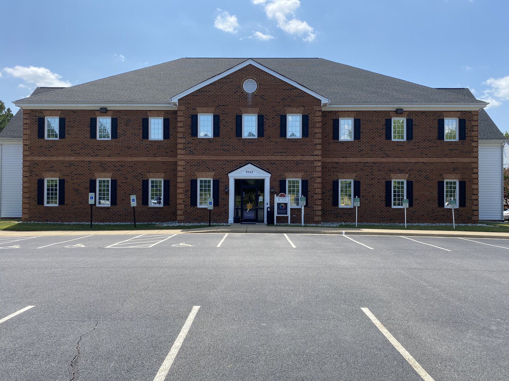 9562 Kings Charter Dr, Ashland, VA for lease Primary Photo- Image 1 of 8