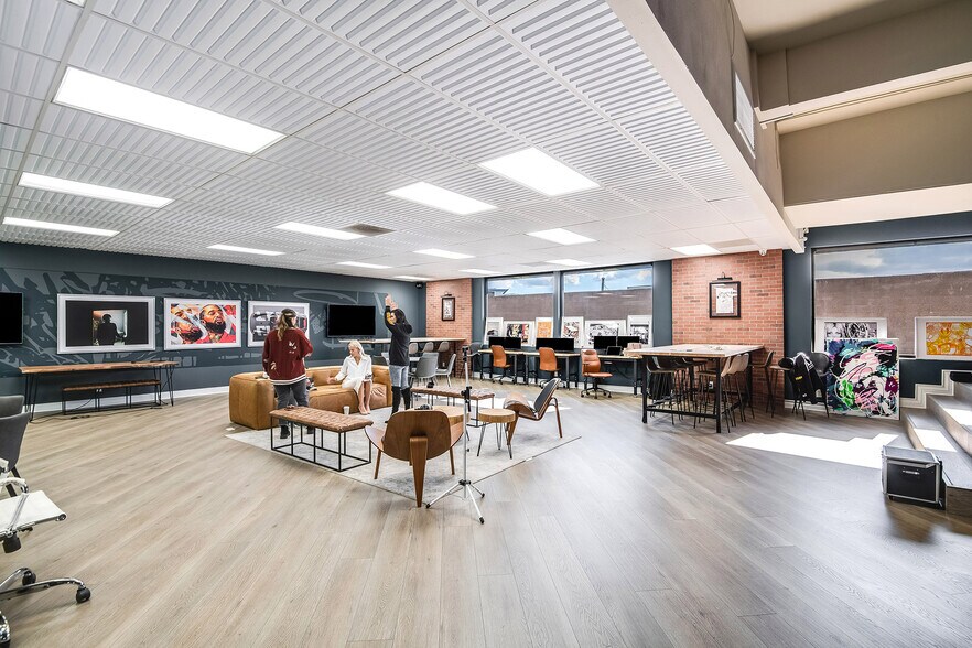 6746 Valjean Ave, Van Nuys, CA for sale - Interior Photo - Image 3 of 28