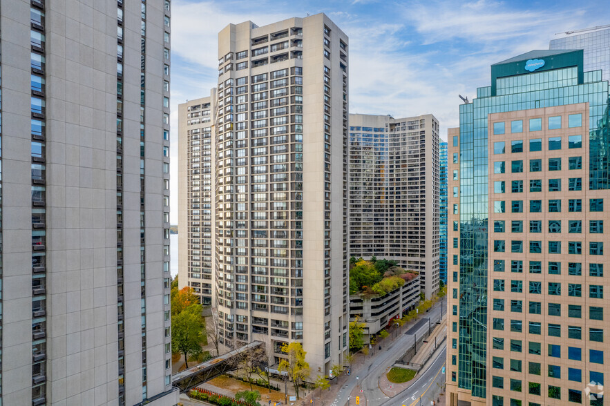 33 Harbour Sq, Toronto, ON for sale - Building Photo - Image 2 of 3