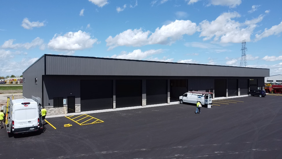 5700 W Clairemont Dr, Appleton, WI for lease - Building Photo - Image 2 of 13