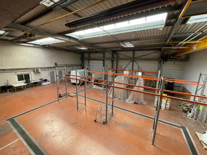 Flex in Bron for lease - Interior Photo - Image 1 of 11