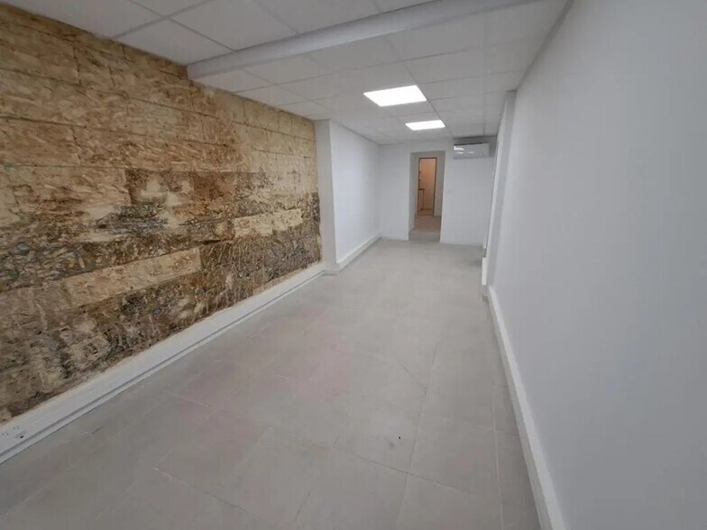 58 Rue De La Bonneterie, Avignon for lease - Interior Photo - Image 2 of 5