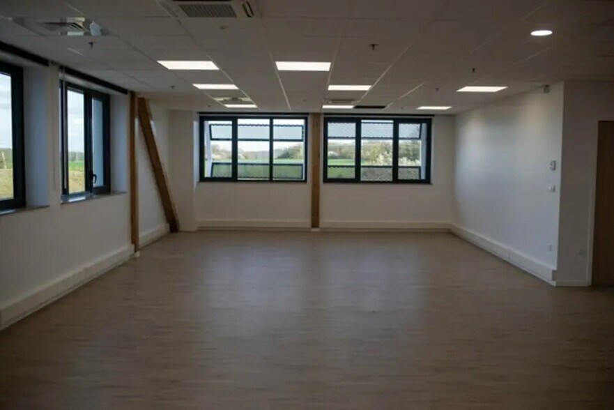 Flex in Beauvais for lease - Interior Photo - Image 3 of 5