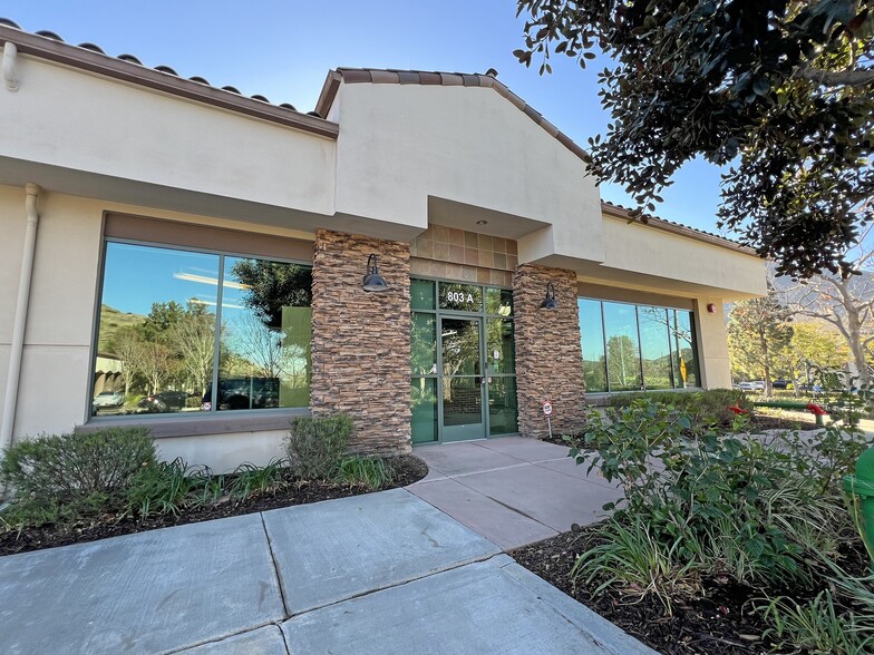 803 Camarillo Springs Rd, Camarillo, CA for lease - Building Photo - Image 2 of 9