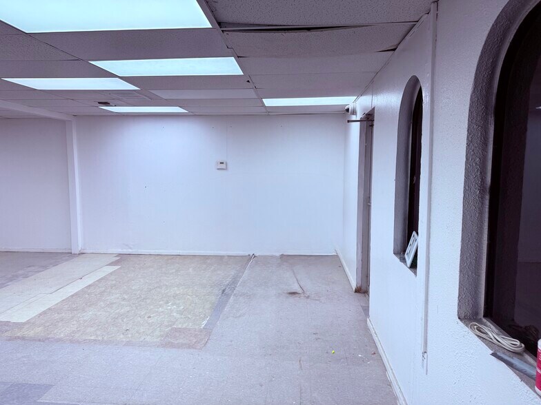 1246 S General McMullen Dr, San Antonio, TX for lease - Interior Photo - Image 3 of 12