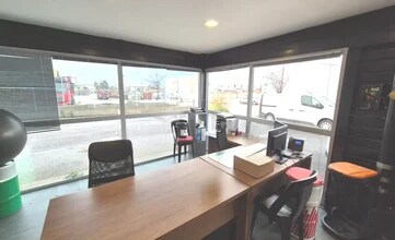 Flex in Saint-Estève for lease Interior Photo- Image 2 of 3