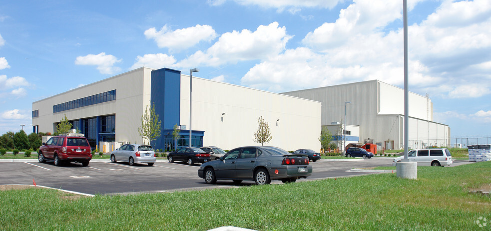 7661 N Perimeter Rd, Indianapolis, IN for lease - Building Photo - Image 3 of 6