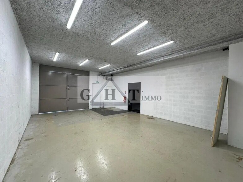 Industrial in Montgeron for lease - Building Photo - Image 1 of 11