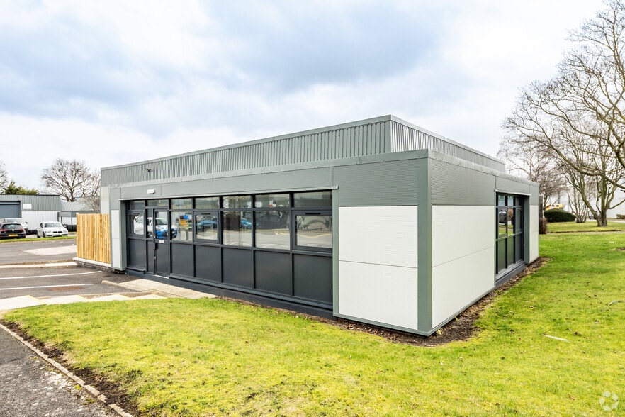 Stuart Rd, Altrincham for lease - Primary Photo - Image 1 of 2
