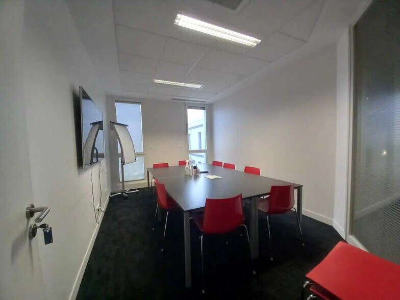 Office in Pusignan for lease - Interior Photo - Image 2 of 12