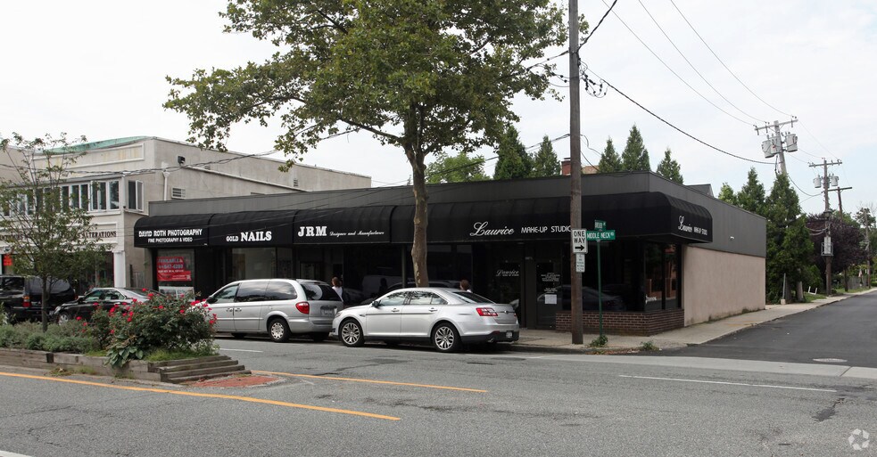 582 Middle Neck Rd, Great Neck, NY for sale - Primary Photo - Image 1 of 1