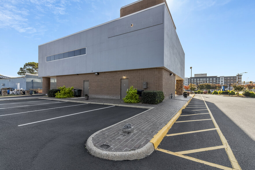 2100 Executive Dr, Hampton, VA for lease - Building Photo - Image 3 of 19