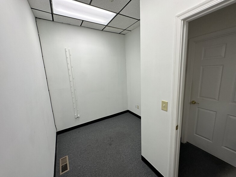 370 Neff Ave, Harrisonburg, VA for lease - Interior Photo - Image 2 of 4