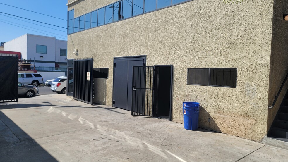 14711 Lull St, Van Nuys, CA for lease - Building Photo - Image 3 of 8