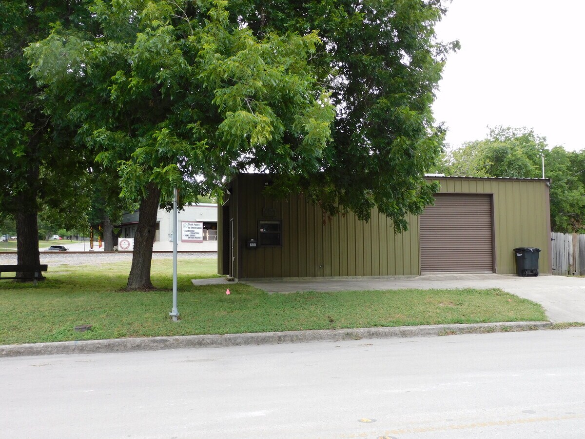 680 S Castell Ave, New Braunfels, TX 78130