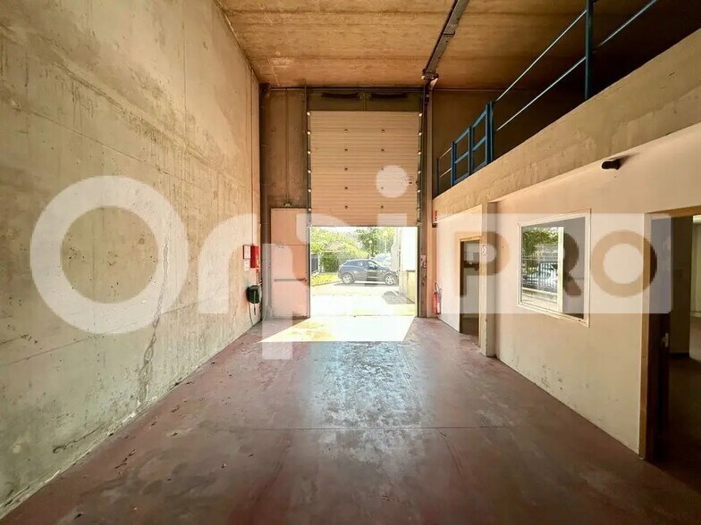 Flex in Grigny for lease - Building Photo - Image 1 of 5