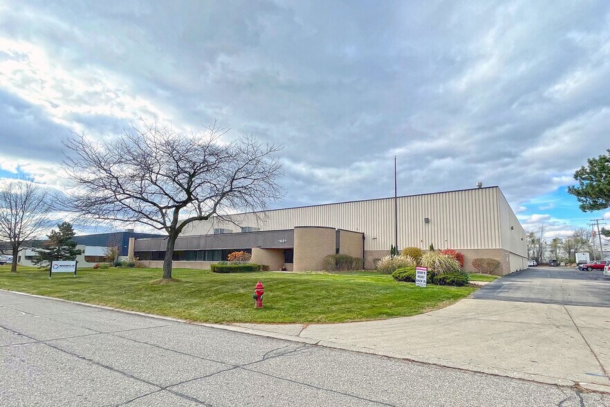 1821 Northwood Dr, Troy, MI 48084