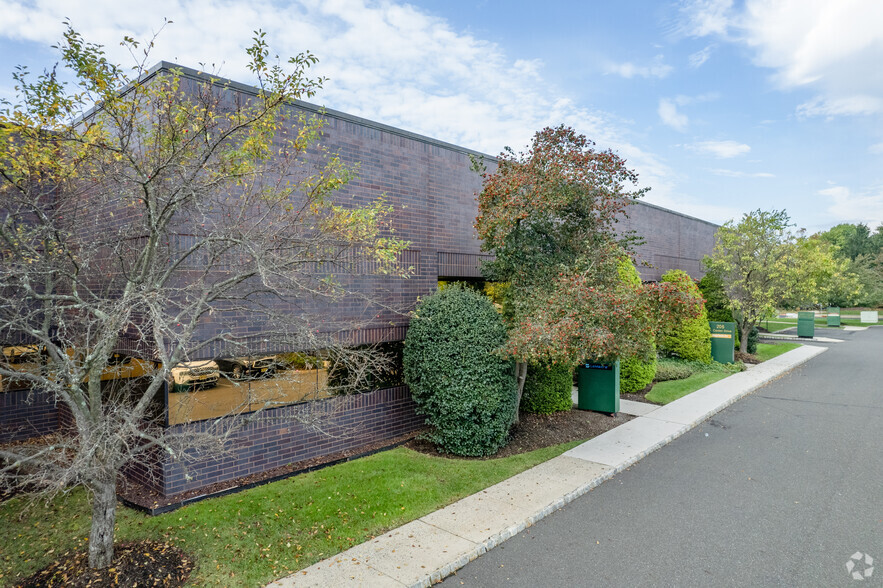 200-225 N Center Dr, North Brunswick, NJ for lease - Building Photo - Image 2 of 5