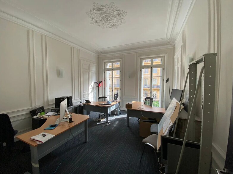 Office in Marseille for lease - Interior Photo - Image 2 of 9
