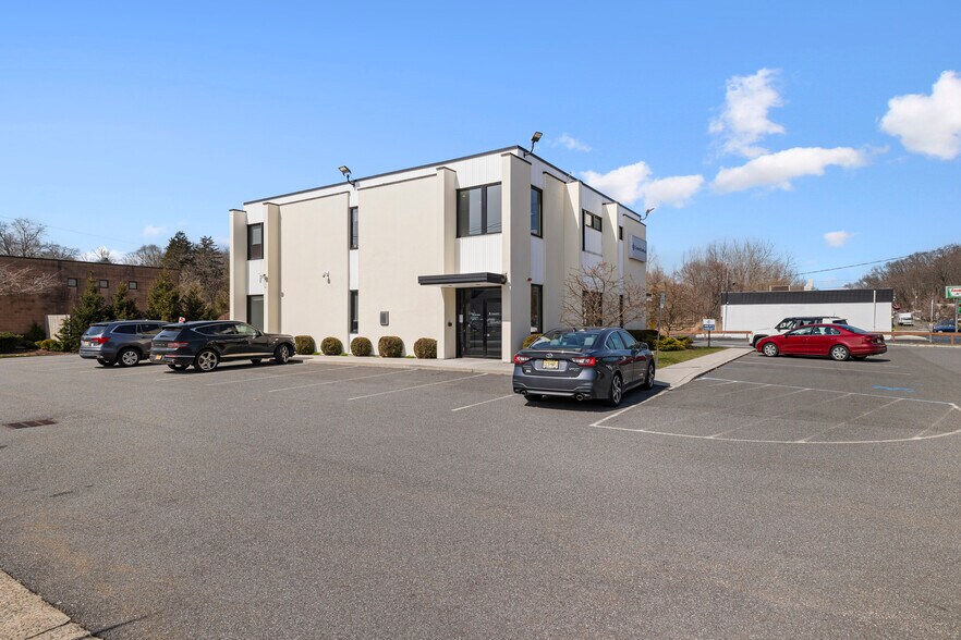 170 E Erie St, Blauvelt, NY for lease - Building Photo - Image 1 of 24