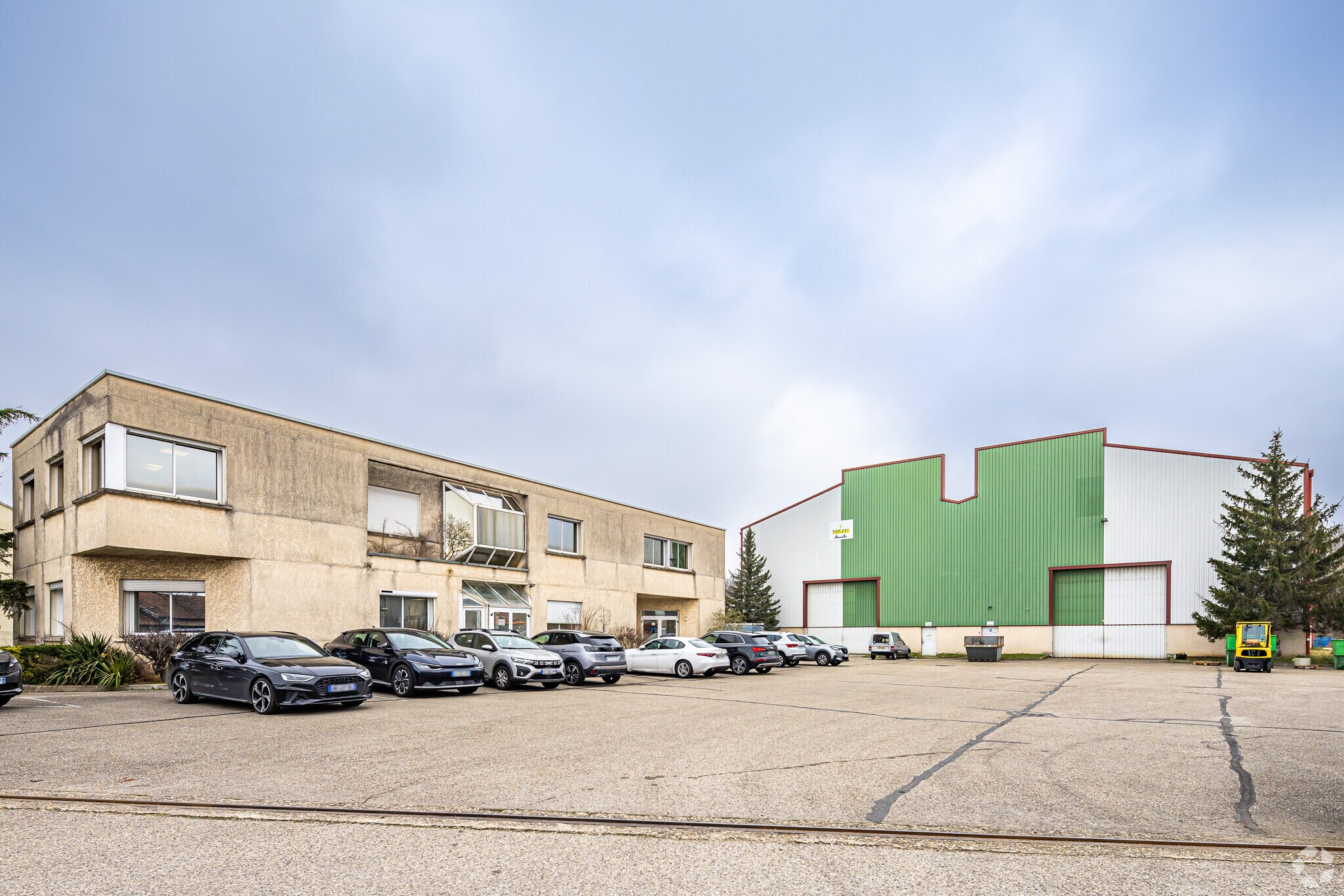 Flex in Saint-Priest for sale Primary Photo- Image 1 of 1