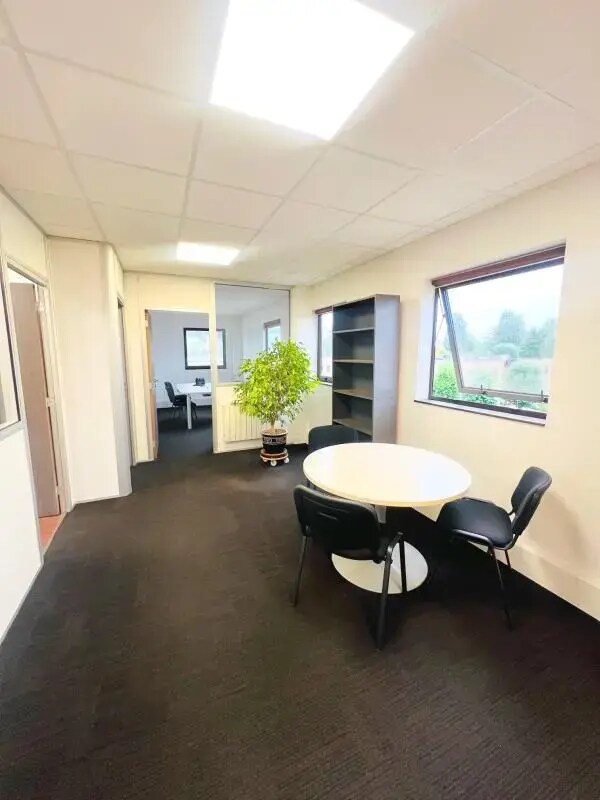 Parc Des Fontenelles, Bailly for lease Interior Photo- Image 1 of 7