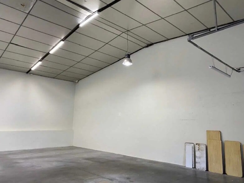 Flex in Décines-Charpieu for lease - Interior Photo - Image 1 of 4