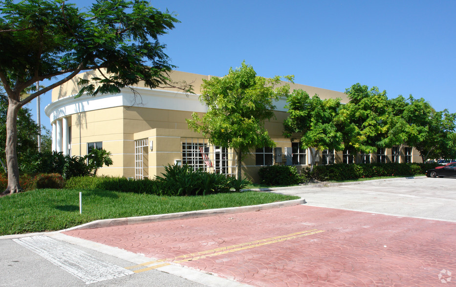 1182 E Newport Center Dr, Deerfield Beach, FL for sale - Building Photo - Image 3 of 7