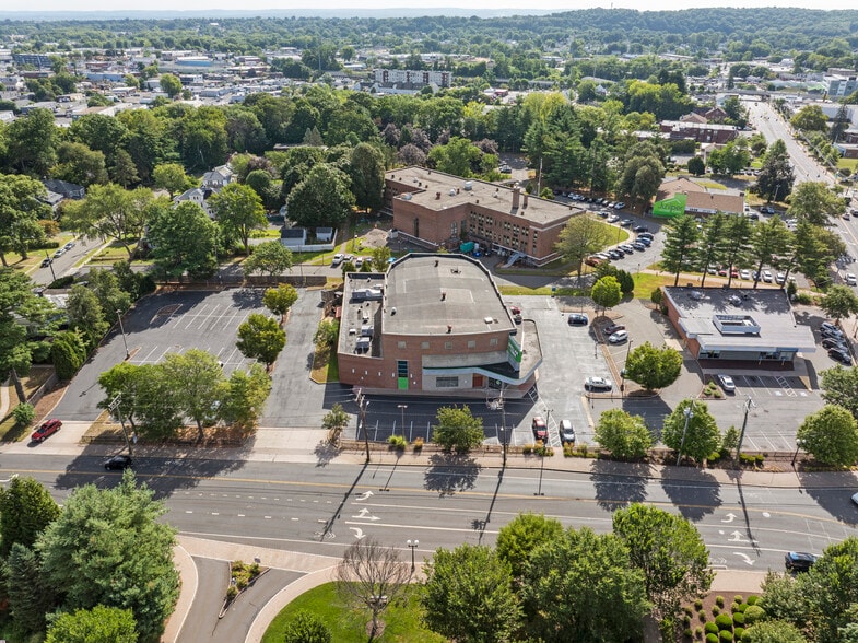 940 Quaker Ln, West Hartford, CT for sale - Building Photo - Image 2 of 3