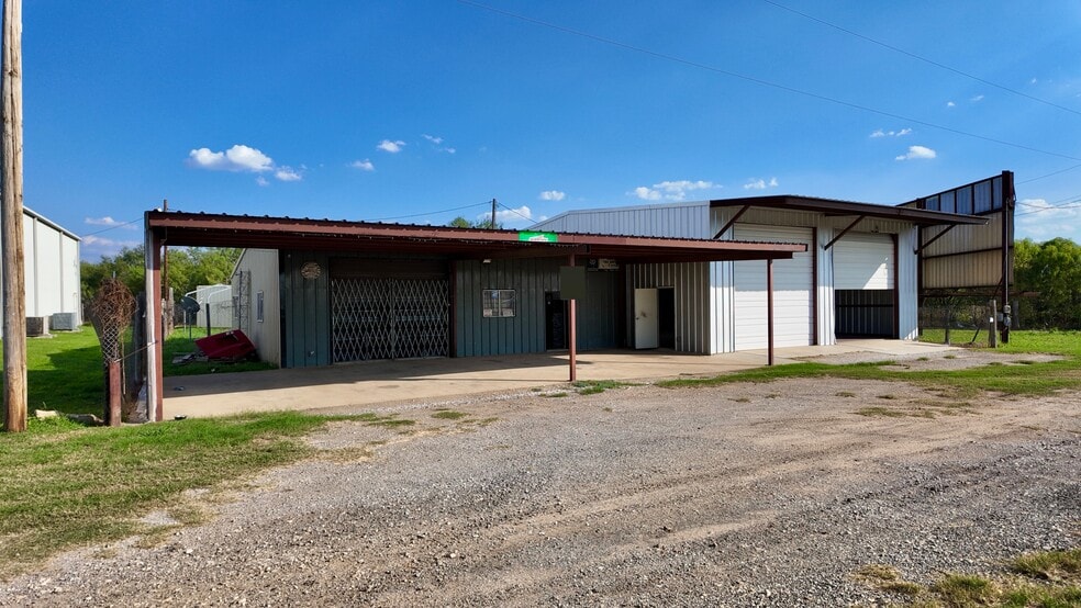 4060 Interstate 35 N, Natalia, TX for sale - Building Photo - Image 2 of 5