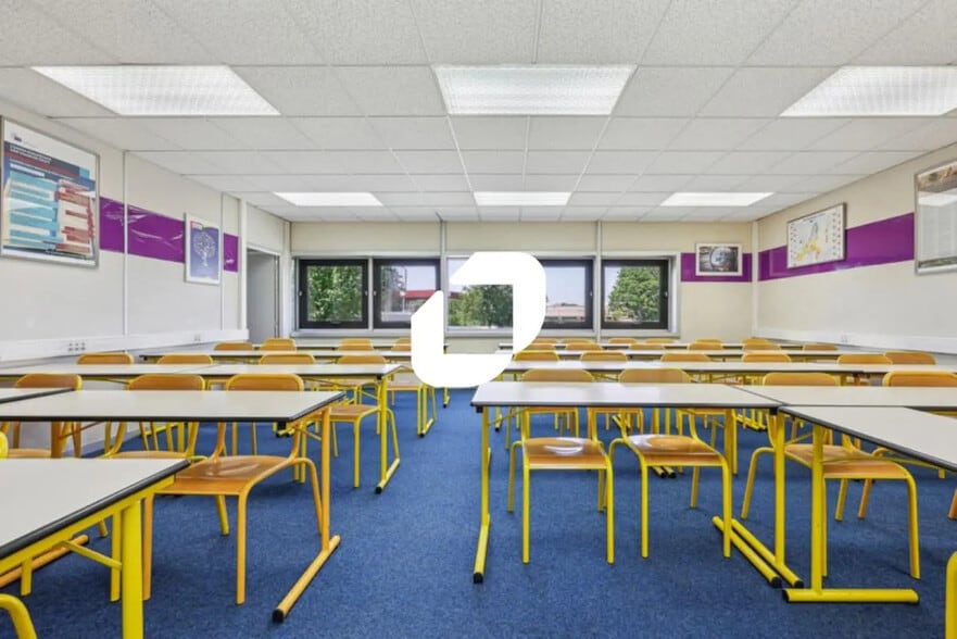 Office in Lognes for lease - Building Photo - Image 2 of 14