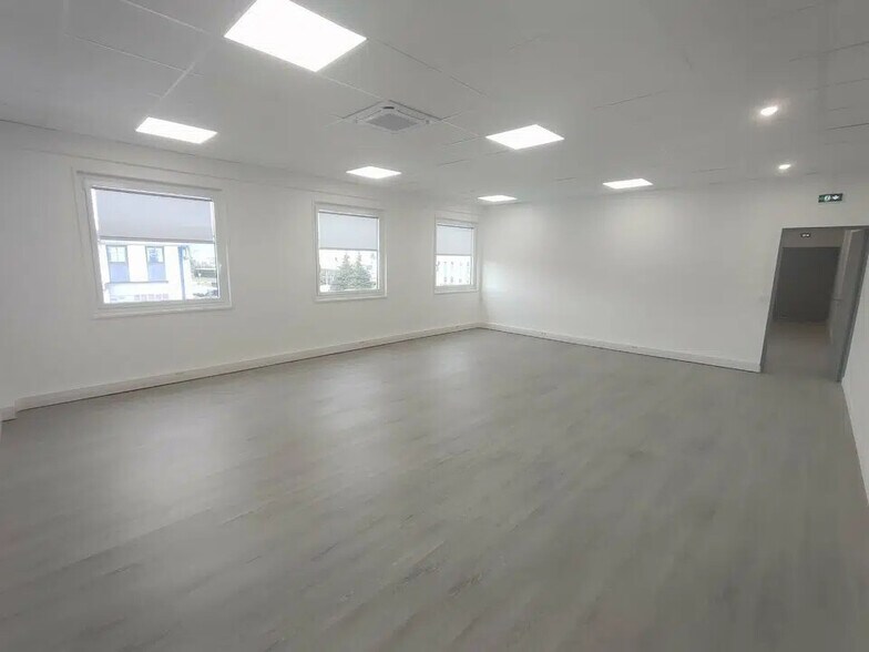 Office in Saint-Quentin-Fallavier for sale - Interior Photo - Image 2 of 7
