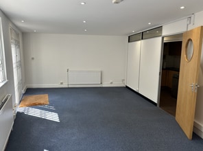 Bective Pl, London for lease Interior Photo- Image 2 of 2