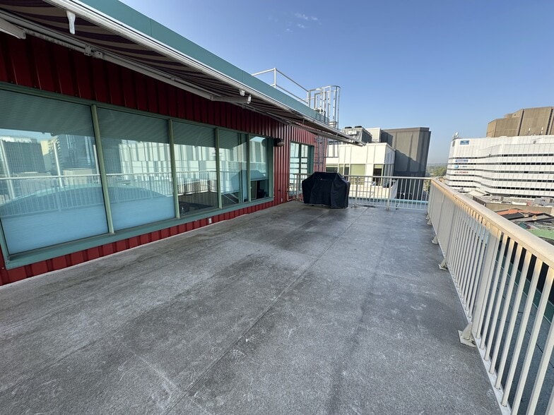 141 Dundas St, London, ON for lease - Building Photo - Image 3 of 4