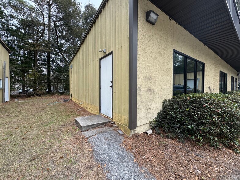 29 Mathews Dr, Hilton Head Island, SC for lease - Building Photo - Image 2 of 7
