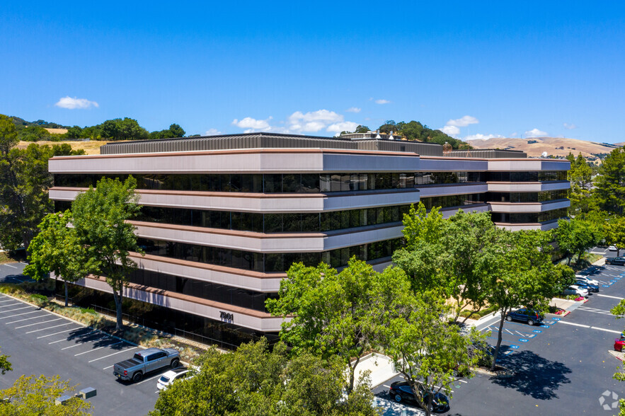 7901 Stoneridge Dr, Pleasanton, CA for lease - Building Photo - Image 1 of 5