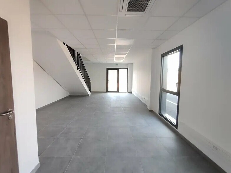 Flex in Villette-d'Anthon for sale - Interior Photo - Image 3 of 9