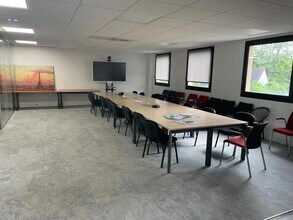 Office in Saint-Gratien for lease Interior Photo- Image 2 of 2