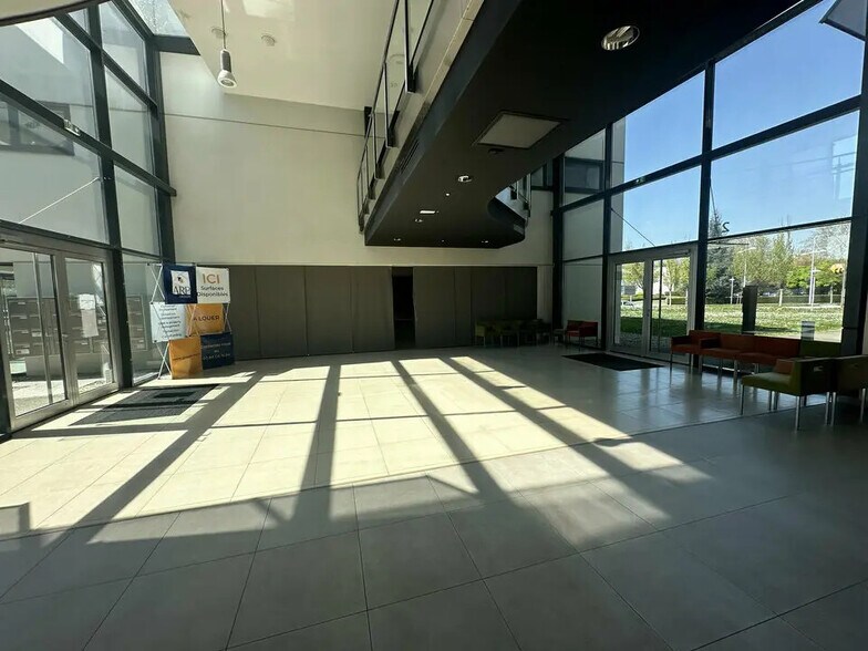 Office in Schiltigheim for lease - Lobby - Image 2 of 8