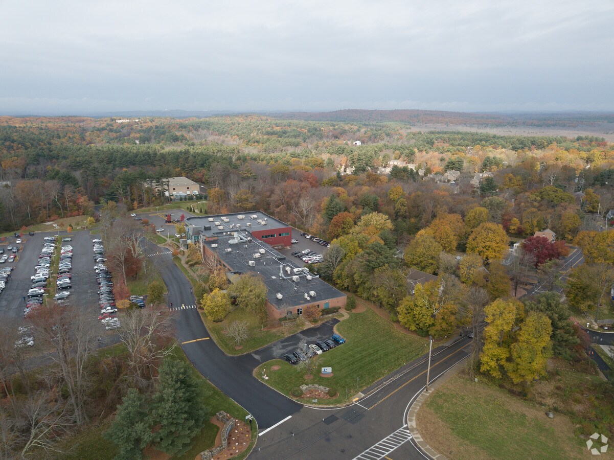 68 Elm St, Hopkinton, MA 01748